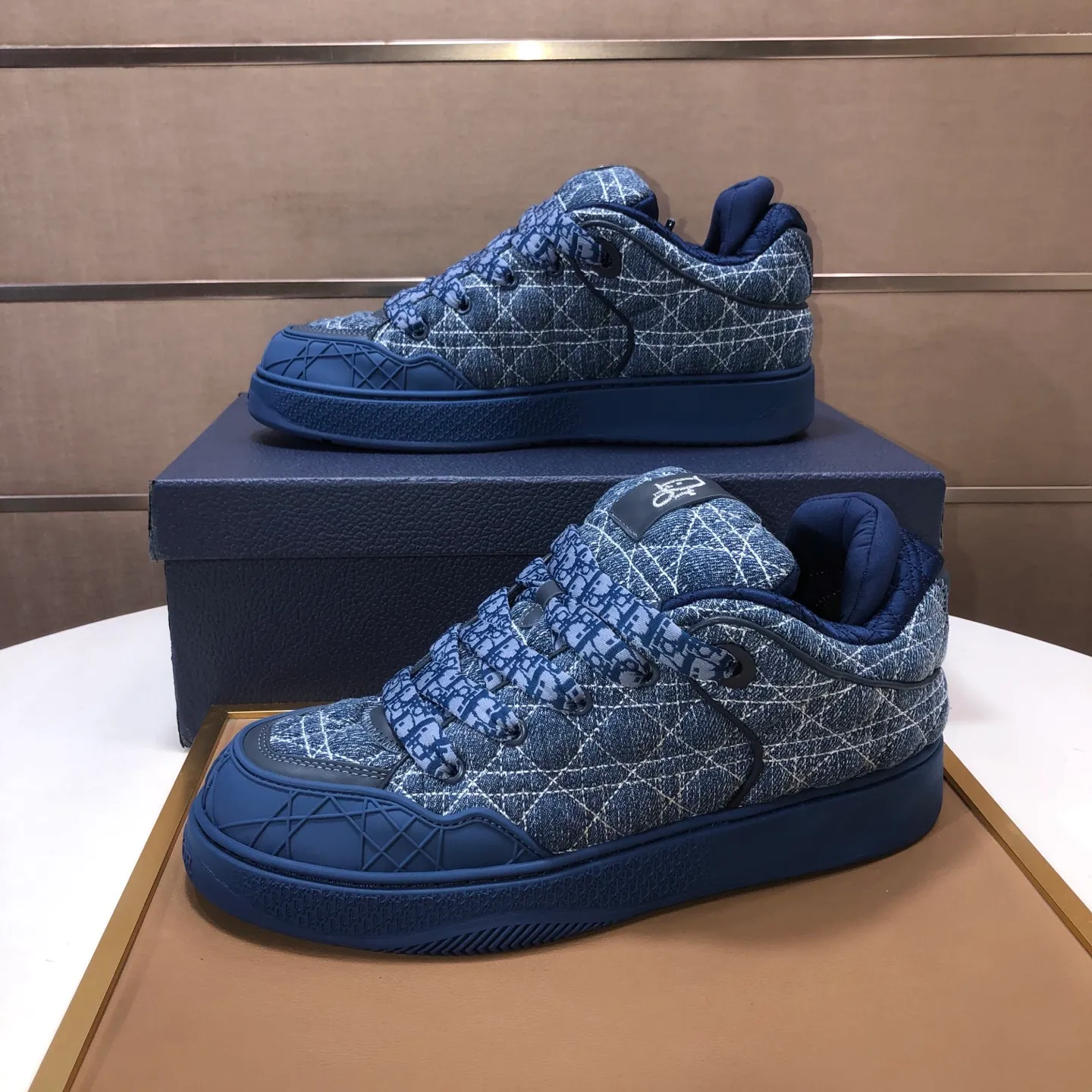 Ex-factory price: 800💶 (top original order) Brand: Dior (Dior) Standard code: Men's size 39-44 (45 customized) Grade: Same as the official website Material: Top original cowhide stitched together Original wear-resistant and lightweight outsole Style category: Fashionable casual shoes Distinguished luxury brand elements top luxury Color: Color of the actual picture